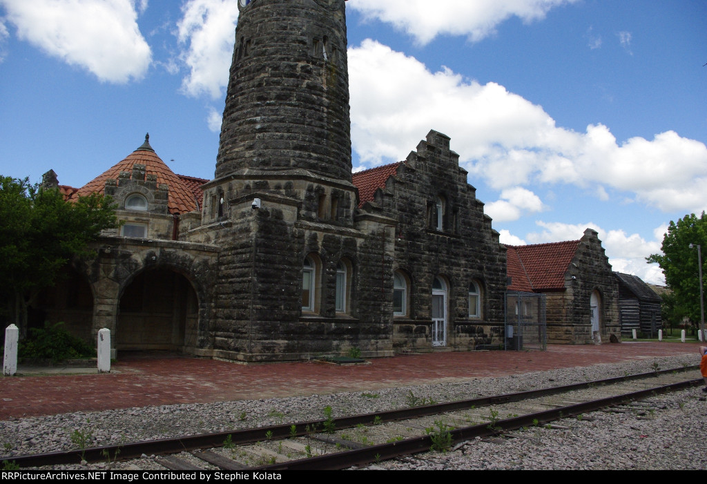 SHAWNEE STATION TRACK SIDE